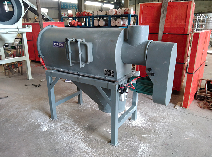 氣流篩采用碳鋼材質(zhì)的外殼，臥式的篩網(wǎng)利用風(fēng)力與物料的離心力對物料進(jìn)行篩分。產(chǎn)量高，效果好。