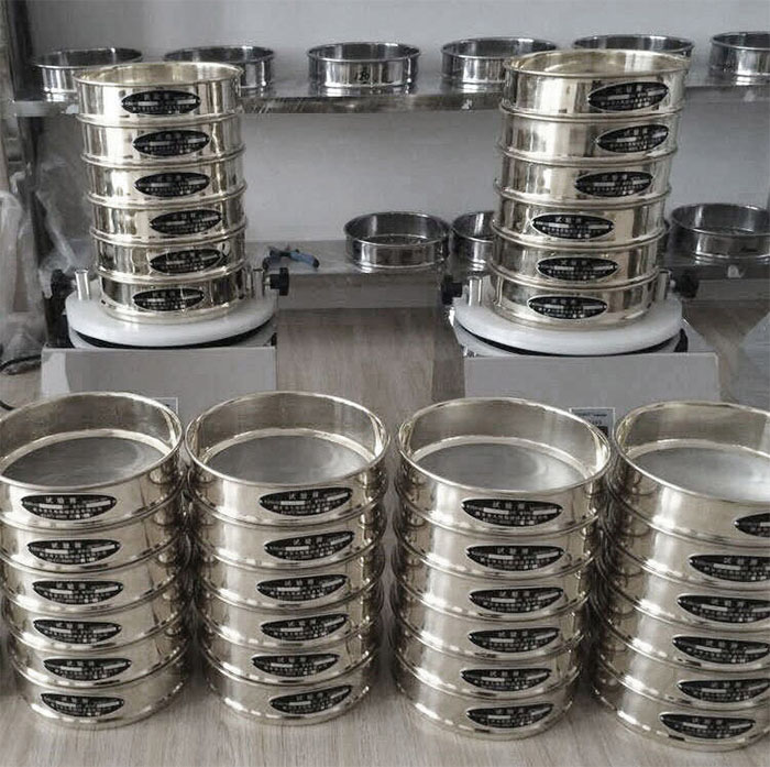 試驗篩采用SUS403不生銹材質(zhì)，篩框壁厚0.6mm經(jīng)久耐用不變形，可耐400°高溫，可用于無機，有機溶液。